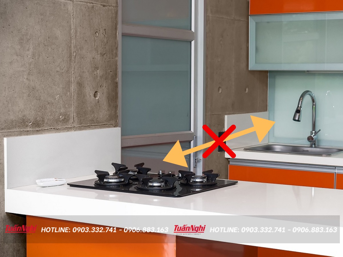 có nên đặt bếp giữa tủ lạnh và chậu rửa