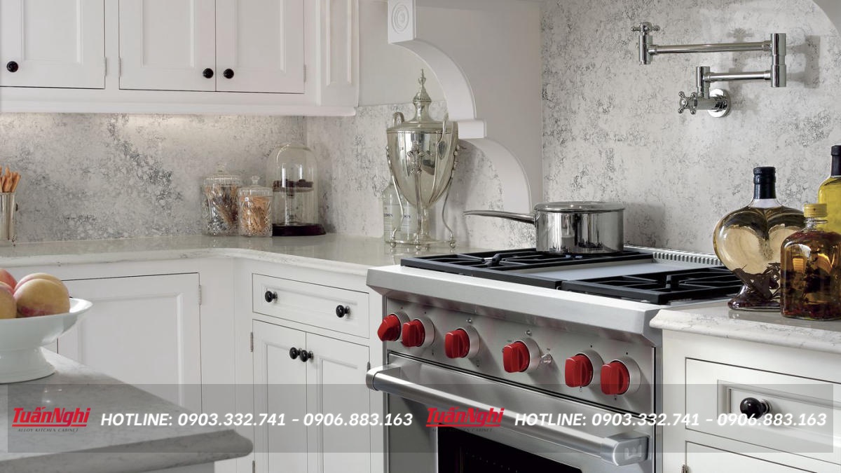 có nên đặt bếp giữa tủ lạnh và chậu rửa