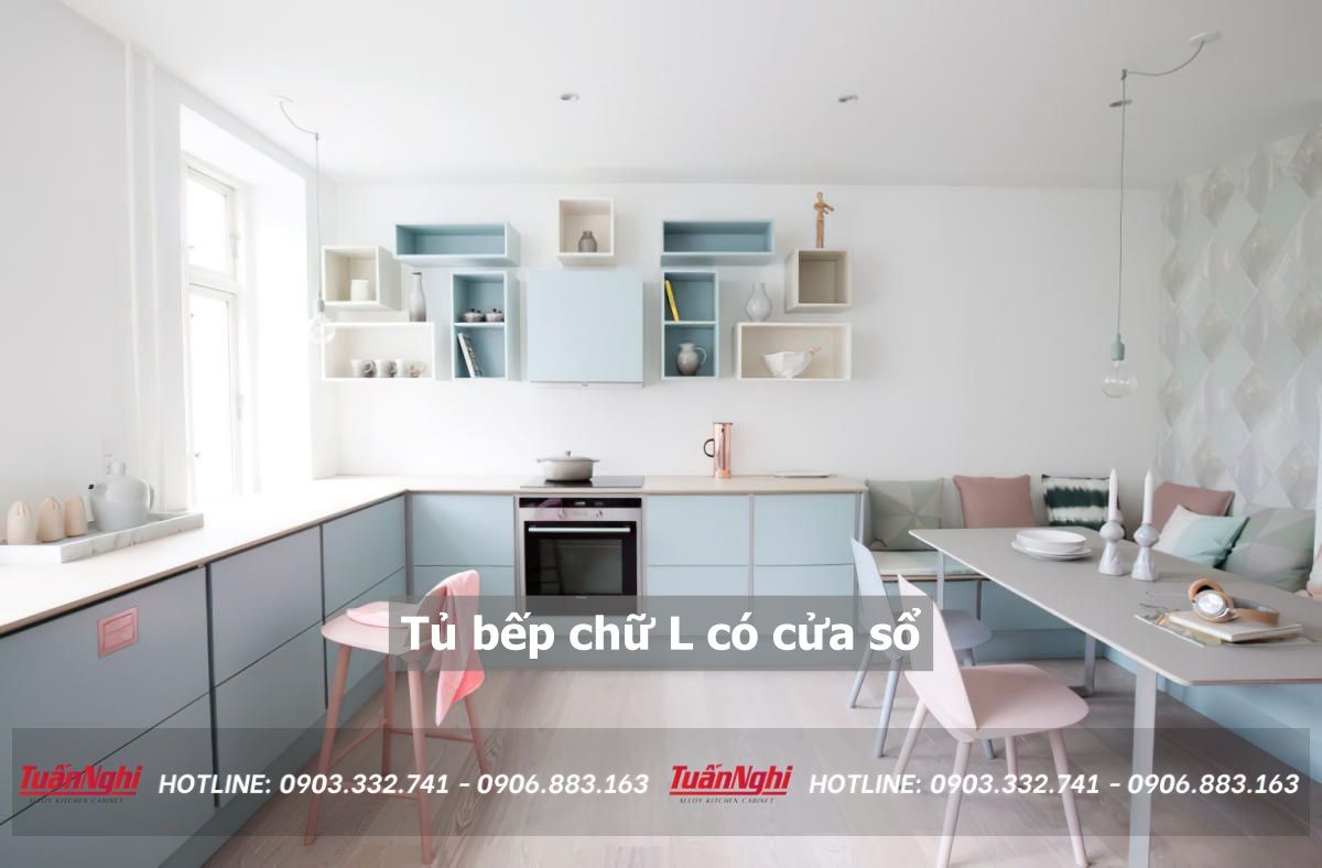 tủ bếp chữ L có cửa sổ