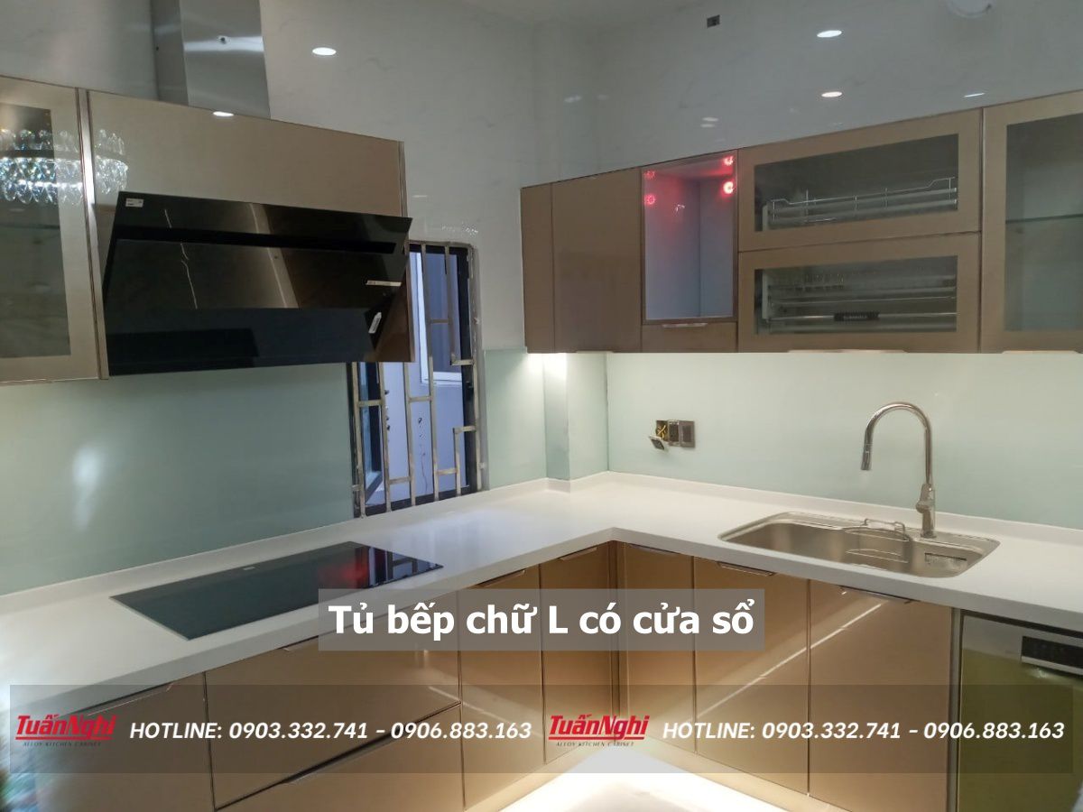 mẫu tủ bếp chữ L có cửa sổ