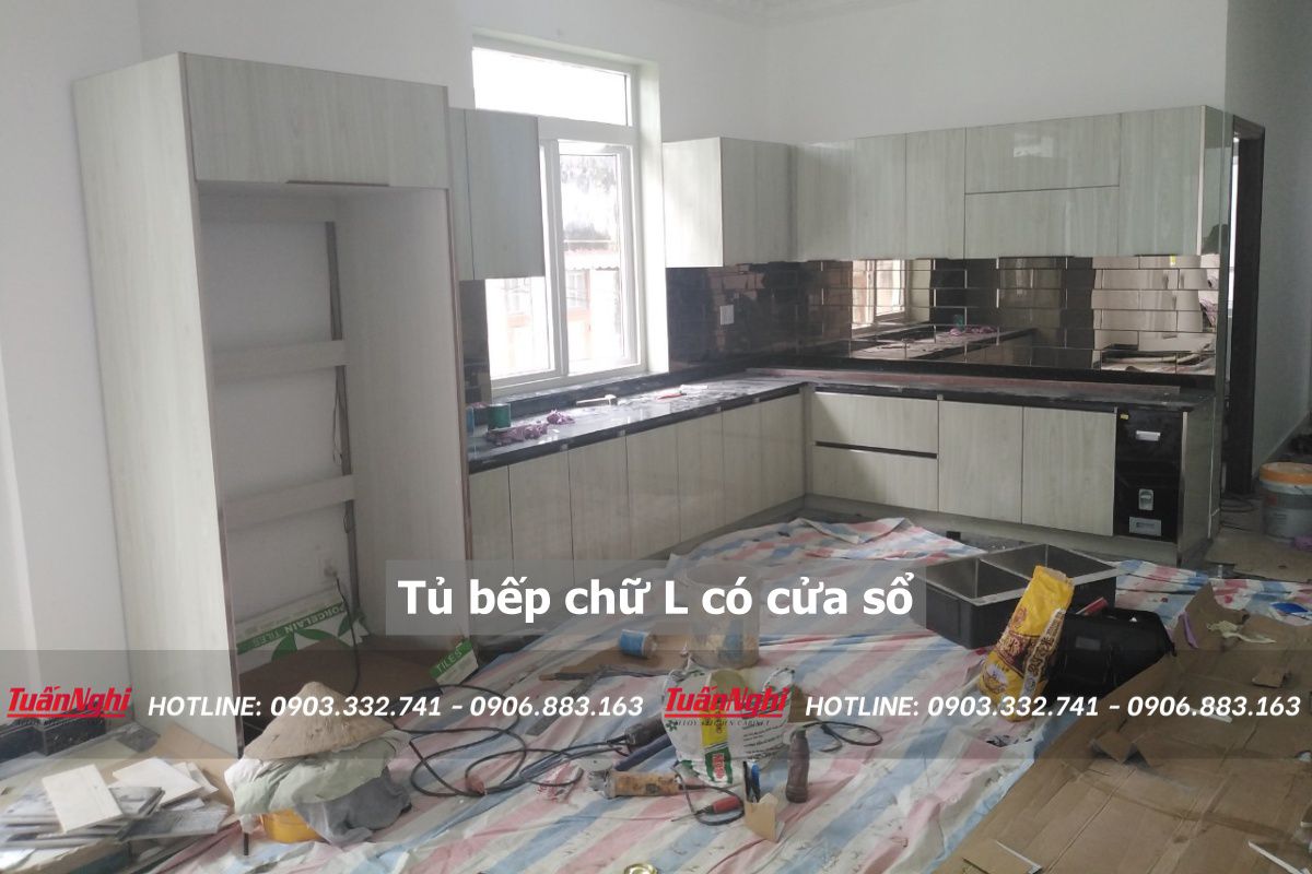 mẫu tủ bếp chữ L có cửa sổ
