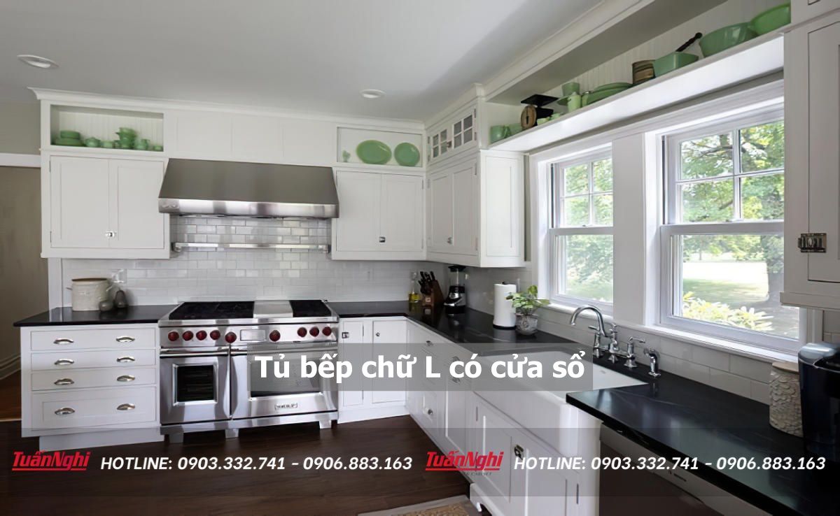 tủ bếp chữ L có cửa sổ