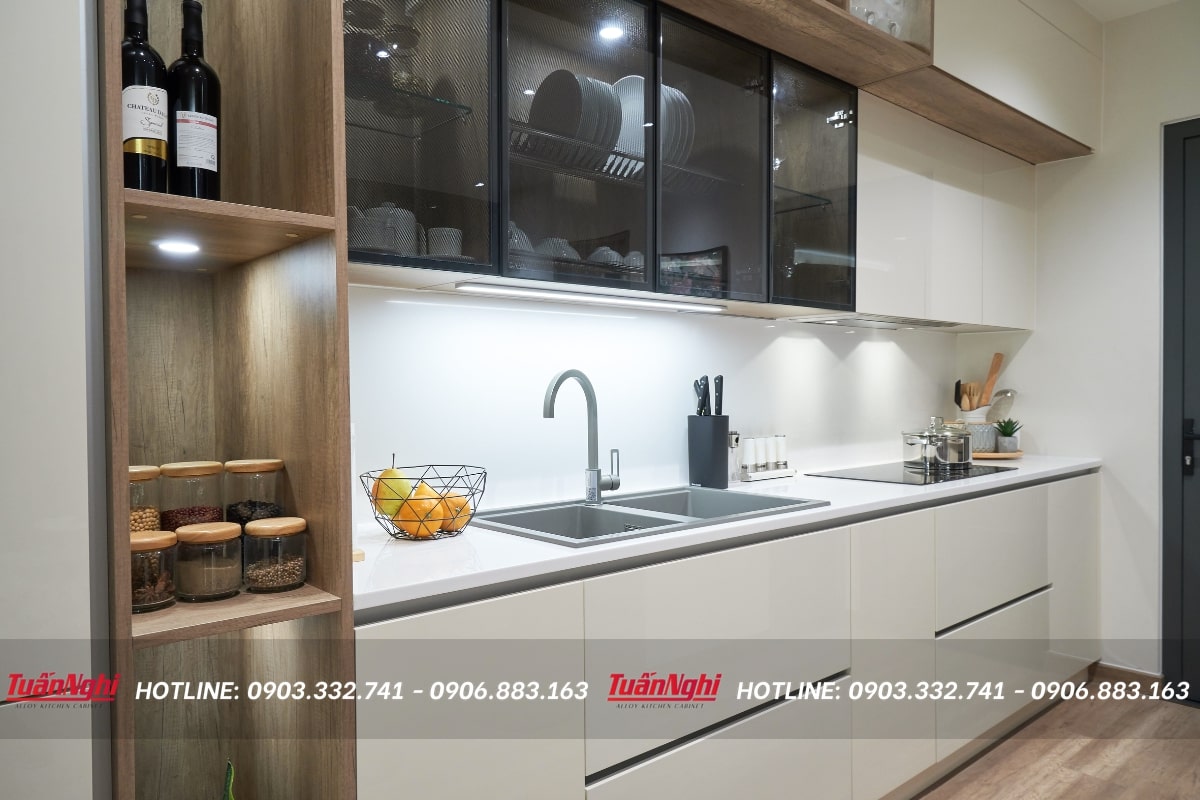  Dải đèn âm tường được bố trí hợp lý cho gian bếp