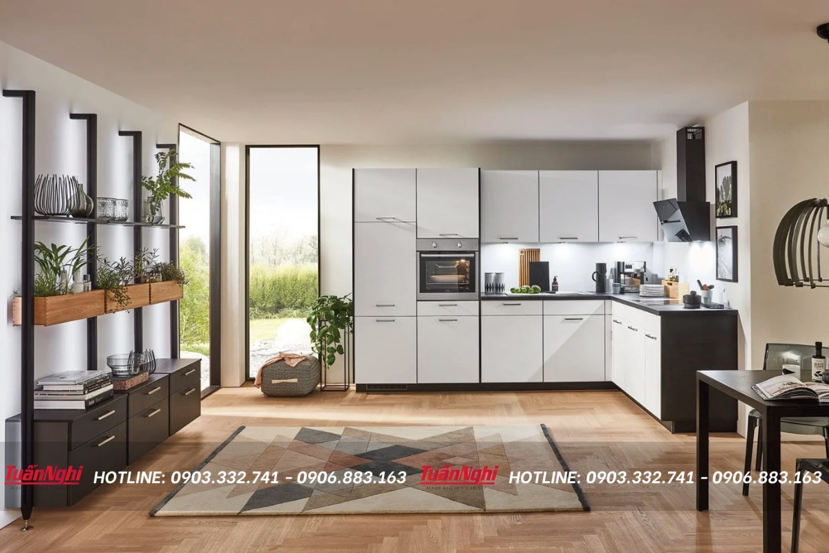 Sử dụng nhiều loại vật liệu lát sàn hoặc các cấp sàn khác nhau giúp căn bếp chữ L thêm nổi bật 