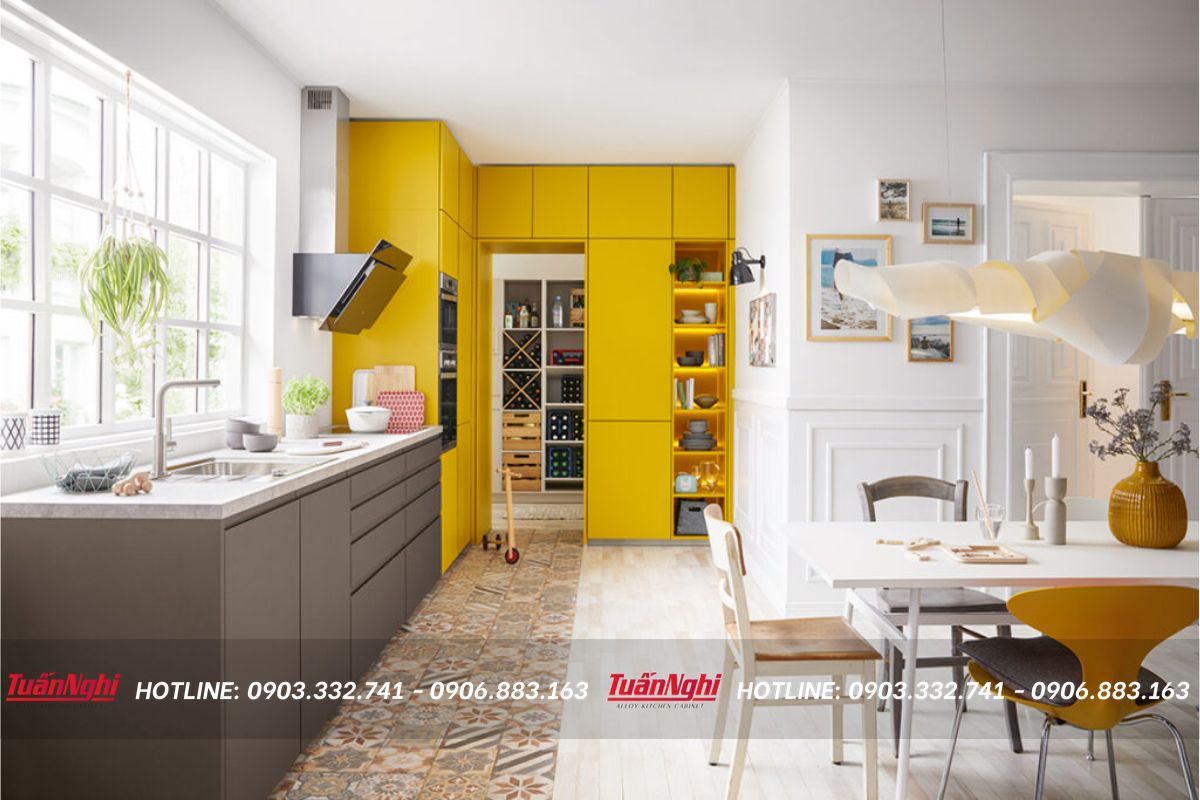 Khu vực sơ chế và nấu nướng kết hợp cùng một gian tủ nhỏ ở phần chiều rộng còn lại sẽ tạo nên căn bếp hình chữ L giả 