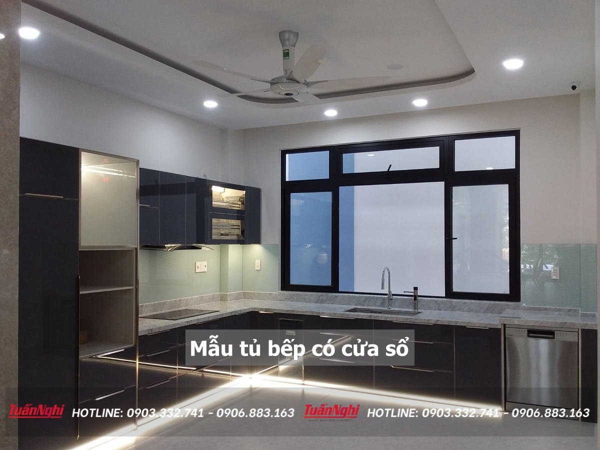 Mẫu tủ bếp có cửa sổ