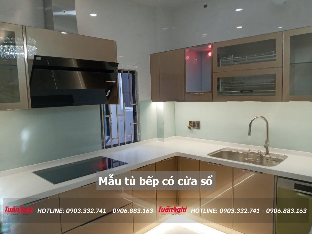 Mẫu tủ bếp có cửa sổ