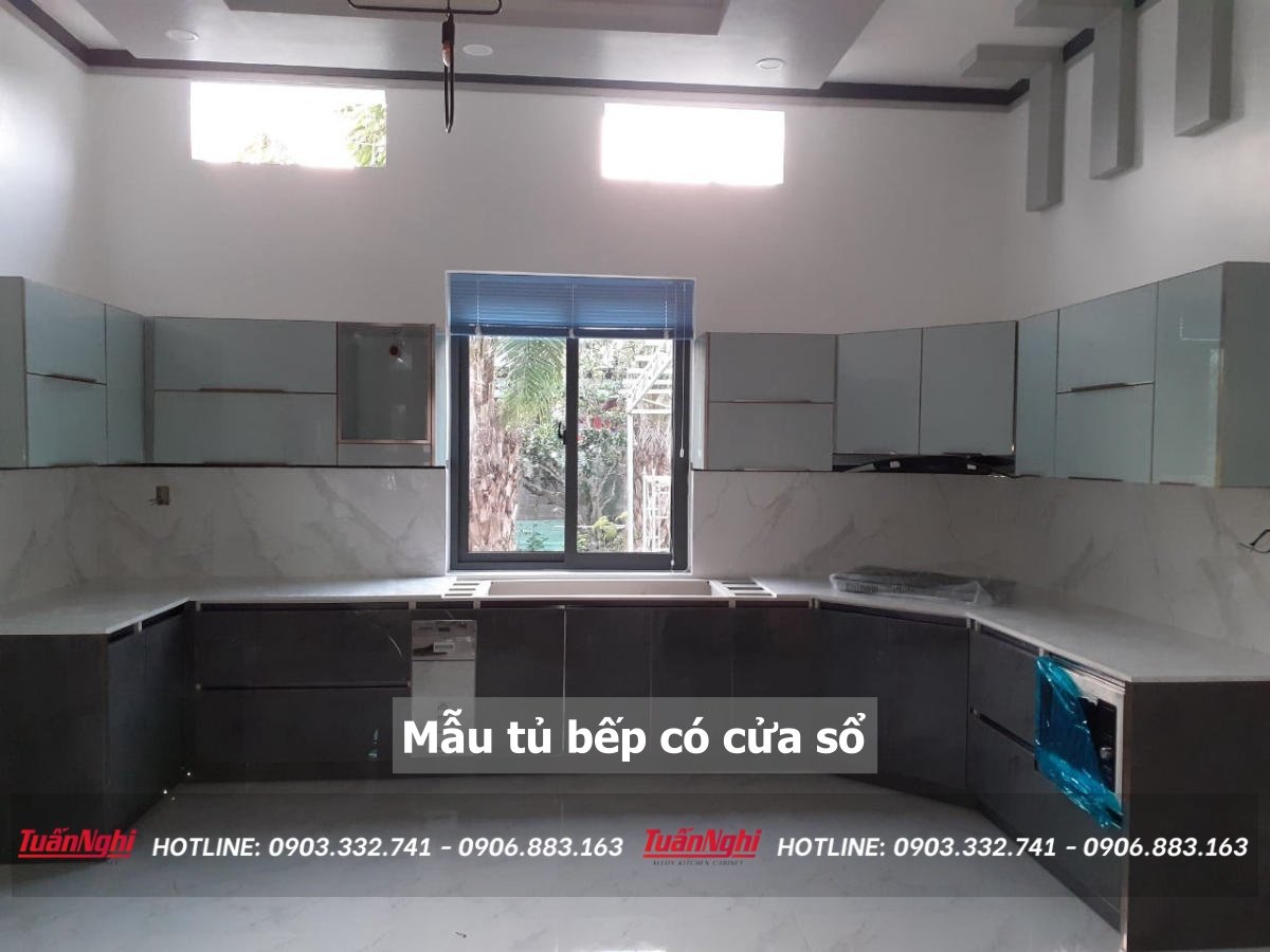 Mẫu tủ bếp có cửa sổ
