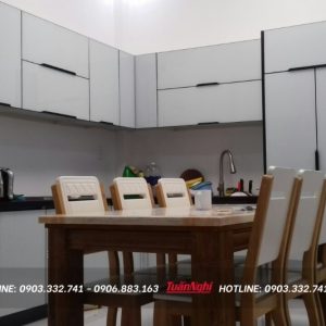 Tủ bếp chữ L hợp kim nhôm màu trắng TB75