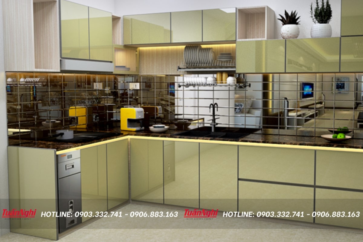 Tủ bếp màu vàng nhạt độc đáo cho nhà anh Nghĩa ở Vinhomes