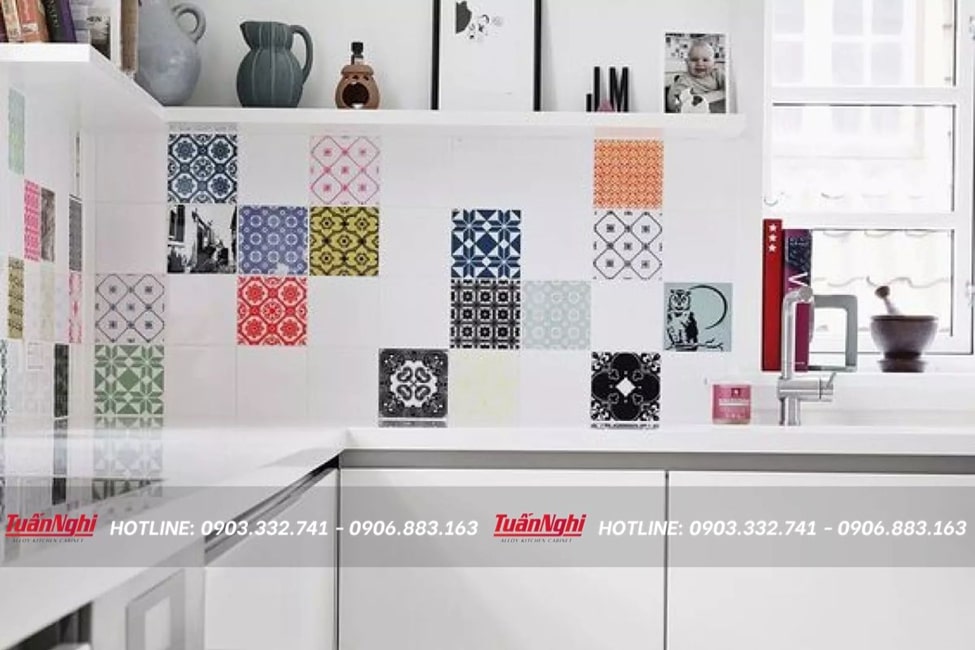 Mảng tường gạch bông ngẫu hứng mang lại cảm giác thú vị trong căn bếp