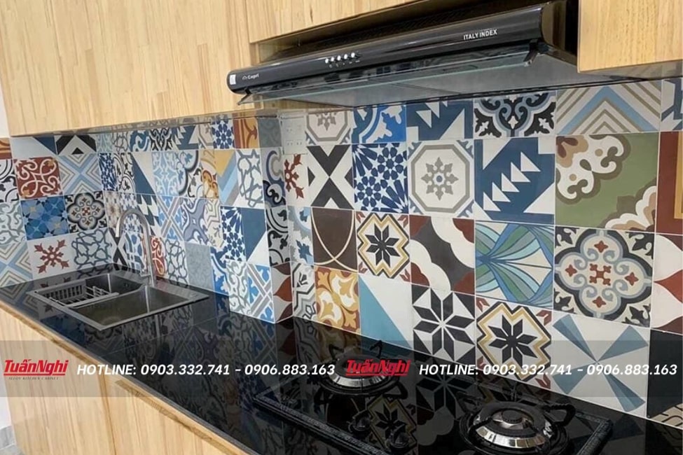 Mẫu bếp cực kì cuốn hút với mẫu gạch bông nhiều màu sắc