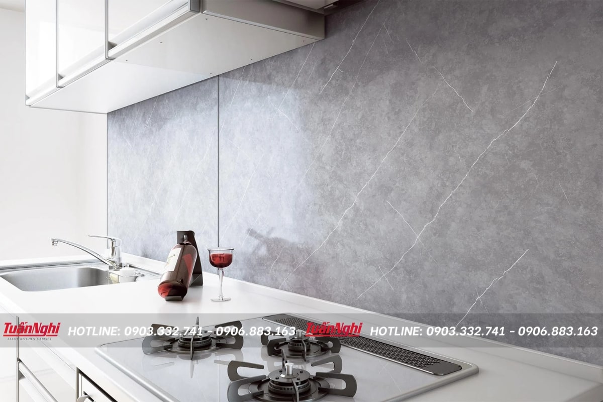 Không gian bếp cuốn hút với gam màu xám từ gạch Porcelain