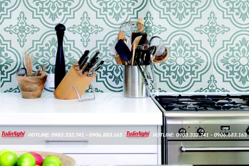 Mảng tường gạch bông màu xanh cực đẹp trong căn bếp