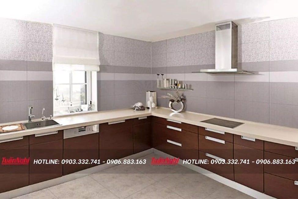 Căn bếp với cách sử dụng gam màu uyển chuyển giữa tủ bếp và tường ốp