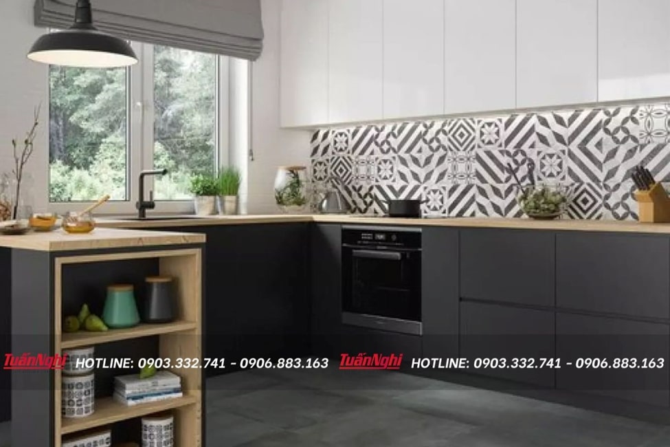 Mẫu gạch bông ốp bếp màu đen cực sang trọng