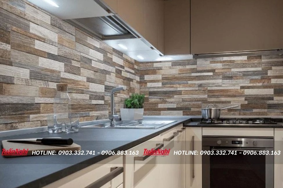 Gam màu tối càng khiến các hiệu ứng 3D của gạch ốp nổi bật