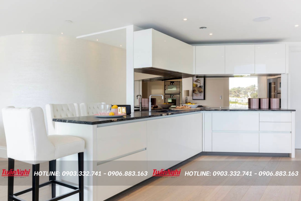 Mẫu tủ bếp vát góc màu trắng 