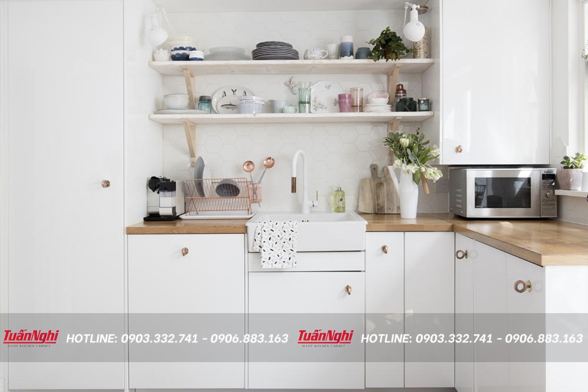 Tủ bếp góc chéo màu trắng kiểu dáng chữ L
