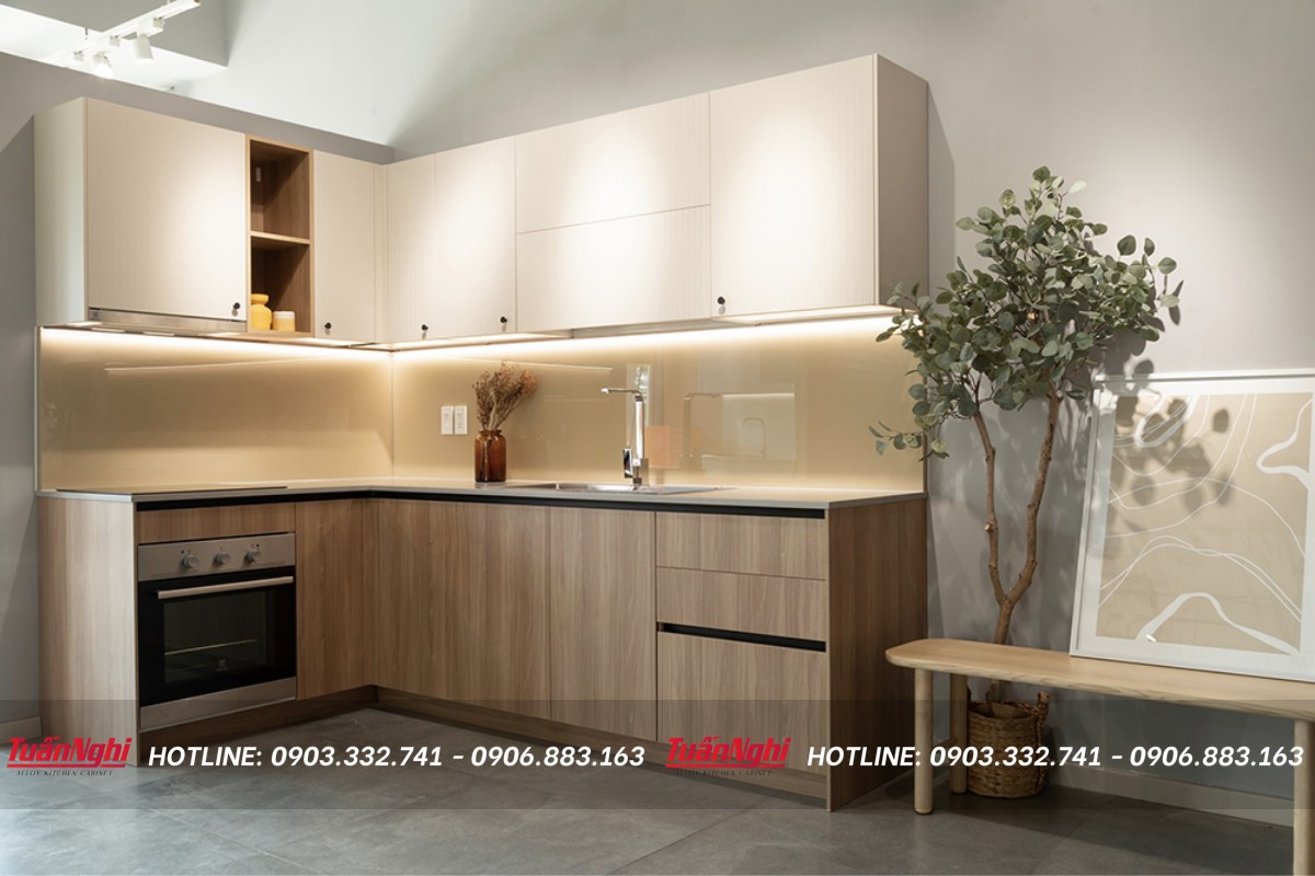 Mẫu tủ bếp gỗ công nghiệp với thiết kế vát góc thông minh, 