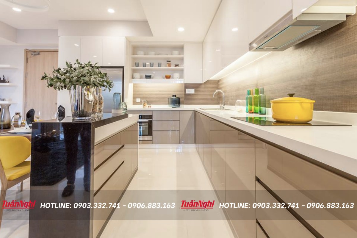 Mẫu tủ bếp góc xéo làm từ gỗ công nghiệp