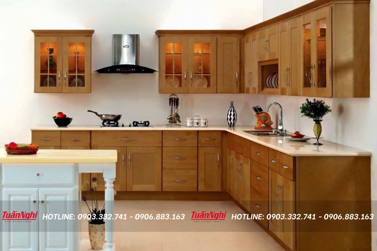 Tủ bếp chữ G với chất liệu gỗ công nghiệp tạo nên một vẻ đẹp hiện đại và tinh tế.