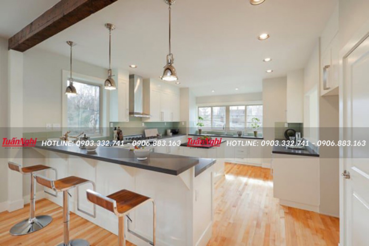 Tủ bếp chữ G màu trắng mang đến không gian ấm cúng và phù hợp cho cả gia đình tụ tập và chia sẻ bữa ăn