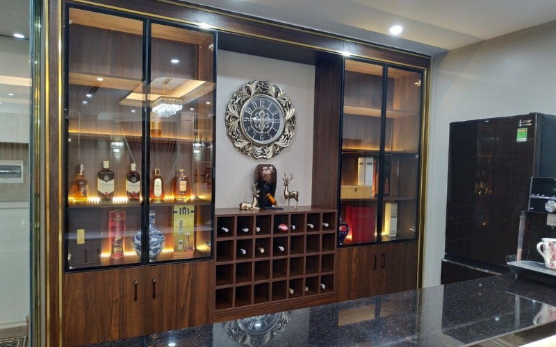 Cách chọn tủ rượu phòng khách đẹp và phù hợp với mọi không gian 5 tu ruou phong khach 1