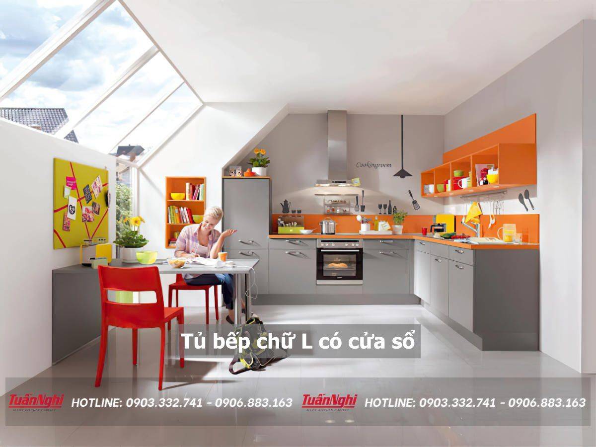 tủ bếp chữ L có cửa sổ