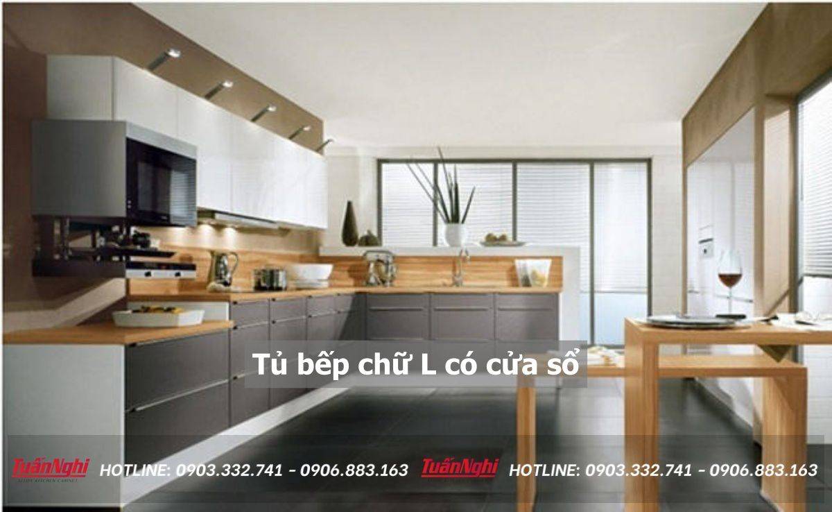 tủ bếp chữ L có cửa sổ