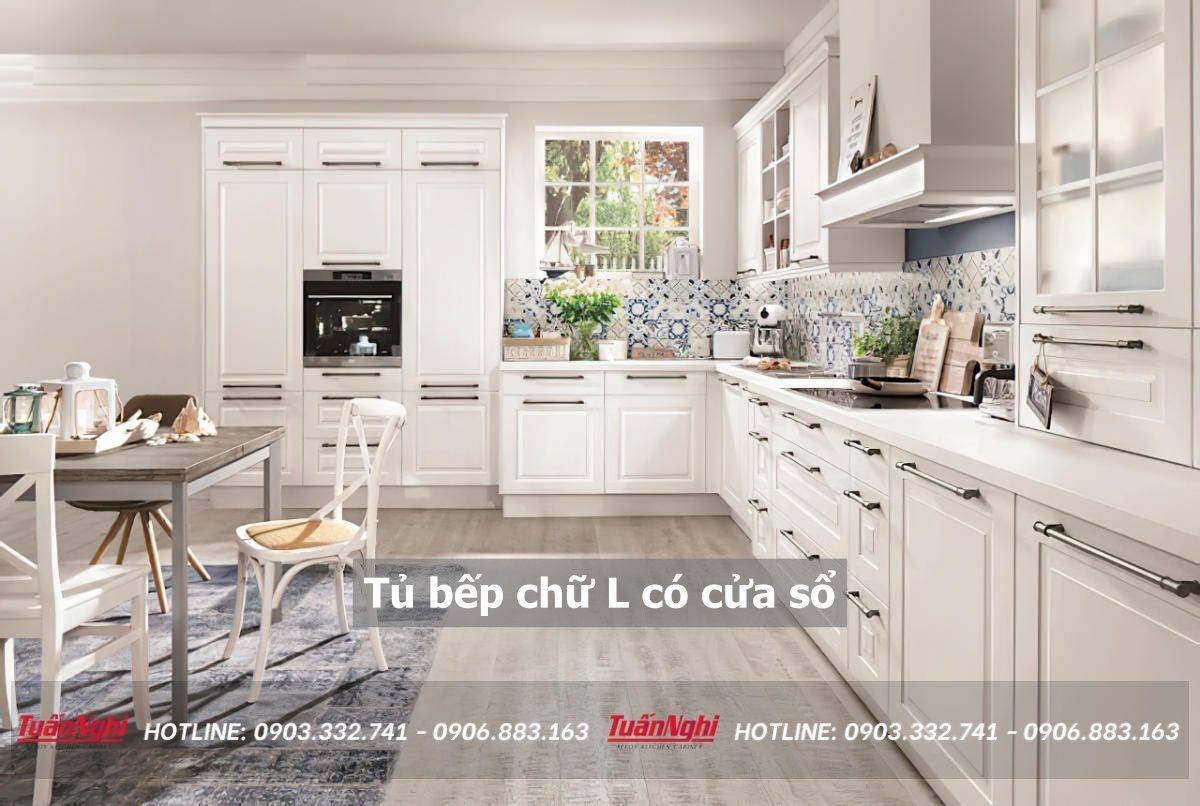 tủ bếp chữ L có cửa sổ