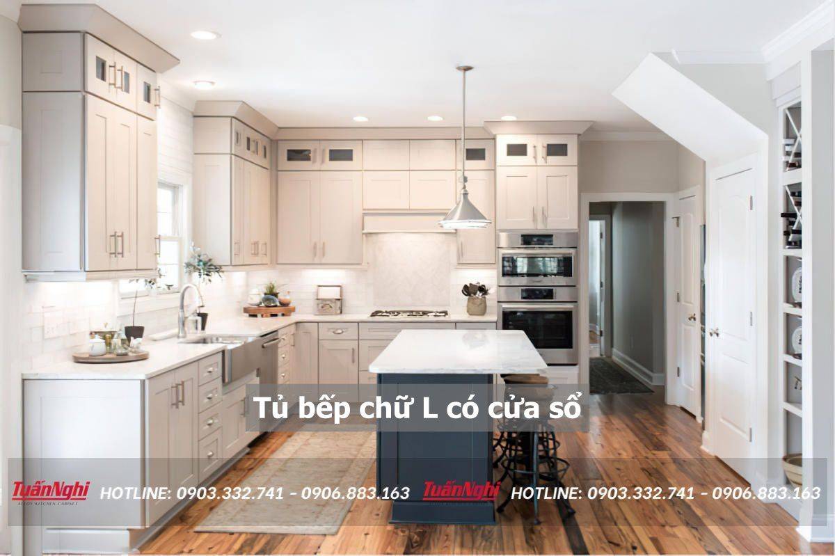 tủ bếp chữ L có cửa sổ