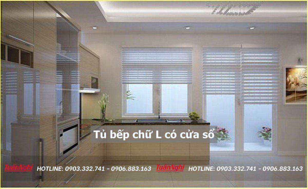 tủ bếp chữ L có cửa sổ